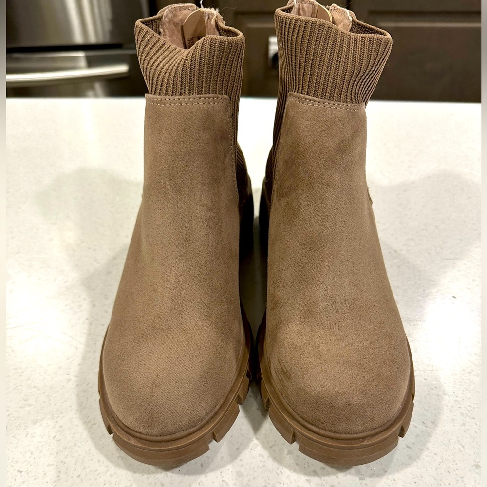 Steve Madden taupe boots, size 5, great condition.